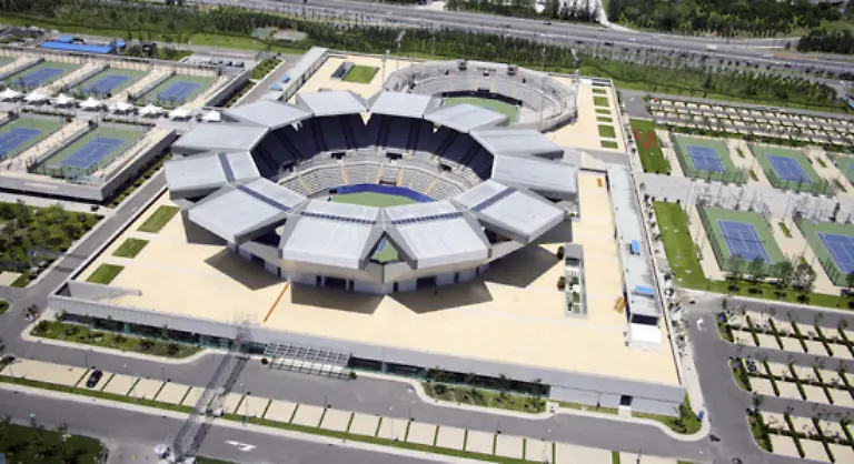 Das-Tennis-Stadion-in-Peking-bietet-16-000-Zuschauern-Platz-Die-drei-Hauptplaetze-formen-eine-Lotus-Bluete