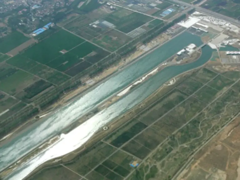 Der-Olympia-Park-Shunyi-ist-flaechenmaessig-mit-318-500-qm-die-groesste-Wettkampfstaette-der-Olympischen-Spiele-Rudern-Kanufahren-Kanu-Slalom-und-Langstreckenschwimmen-werden-hier-ausgetragen