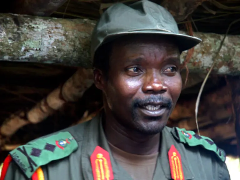 Joseph-Kony-der-Fuehrer-der-Lord-s-Resistance-Army-LRA-kaempft-fuer-die-Errichtung-eines-Gottesstaates-auf-Grundlage-der-zehn-Gebote-Luis-Moreno-Ocampo-Chefanklaeger-des-ICC-hat-2003-Haftbefehle-gegen-Kony-erlassen