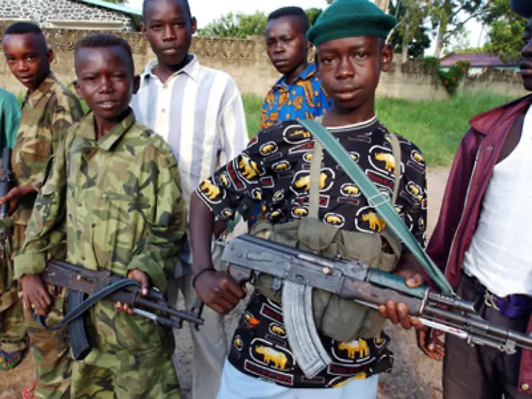 Die-LRA-entfuehrt-im-Norden-Ugandas-Kinder-um-sie-als-Kindersoldaten-oder-Sex-Sklaven-zu-missbrauchen