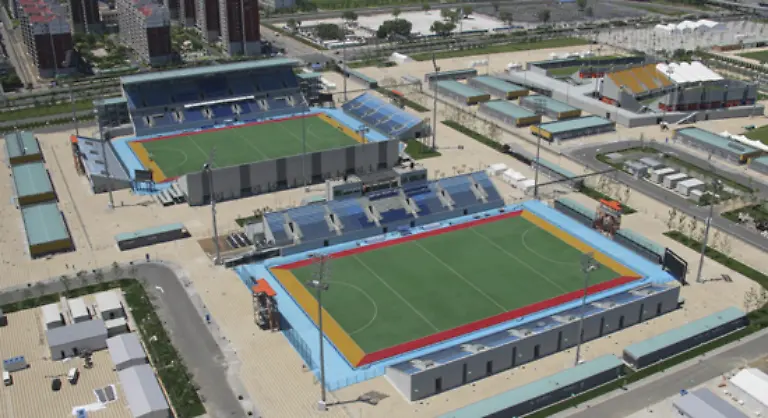 Hier-die-Hockey-Stadien-A-und-B-Das-Olympic-Green-Hockey-Field-A-hat-Kapazitaeten-fuer-17-000-Zuschauer-das-andere-immerhin-fuer-5000-Auf-ihm-werden-jedoch-nur-Vorrundenspiele-ausgetragen