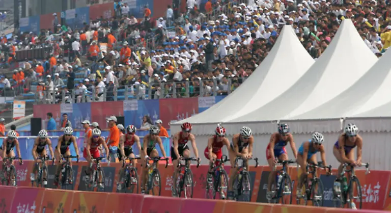Im-Triathlon-Venue-finden-10-000-Zuschauer-Platz-Die-Internationale-Triathlon-Union-bezeichnet-das-Gelaende-als-die-umweltfreundlichste-Triathlon-Sportstaette-der-Welt