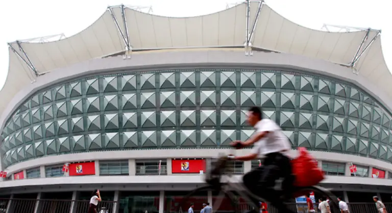 Jetzt-zu-den-letzten-sieben-Austragungsstaetten-die-ausserhalb-Pekings-liegen-Das-Tianjin-Stadion-fasst-60-000-Zuschauer-die-sich-in-der-auch-Wassertropfen-genannten-Arena-die-Fussball-Wettkaempfe-anschauen-koennen