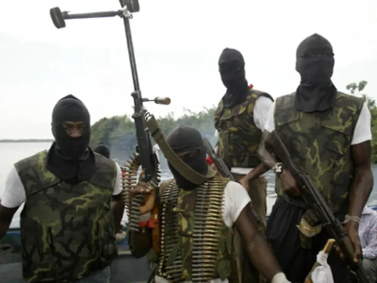 Das-Movement-for-the-Emancipation-of-the-Niger-Delta-MEND-ist-die-wohl-wichtigste-Rebellentruppe-im-Nigerdelta-Sie-veruebt-Anschlaege-auf-Foerderplattformen-zuendet-Autobomben-und-nimmt-auslaendische-Oelarbeiter-als-Geiseln-um-ihre-Forderungen-durchzusetzen