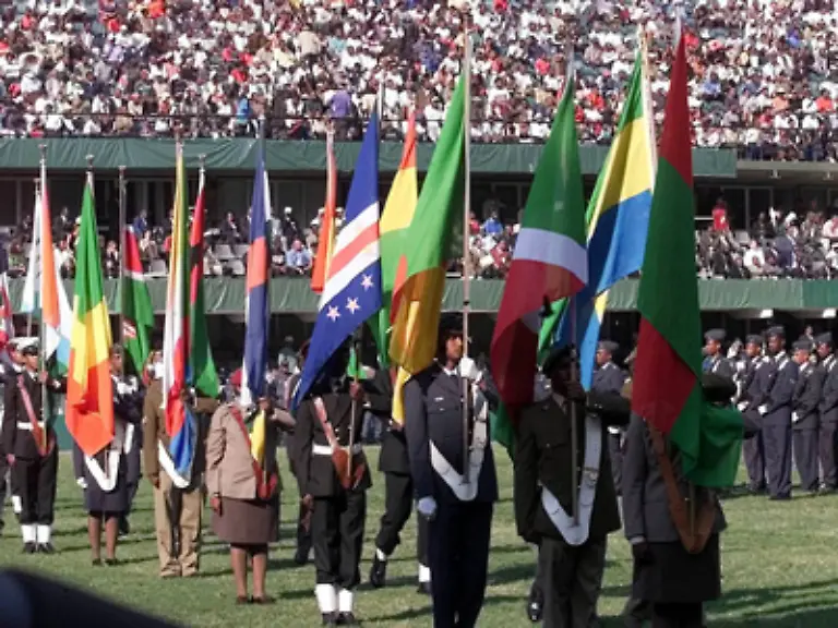 2002-wird-die-Organisation-Afrikanischer-Einheit-OAE-in-die-Afrikanische-Union-AU-ueberfuehrt-ein-erneuter-Versuch-die-Einheit-und-Entwicklung-des-Kontinents-zu-staerken-Der-institutionelle-Aufbau-der-AU-ist-stark-an-die-EU-angelehnt