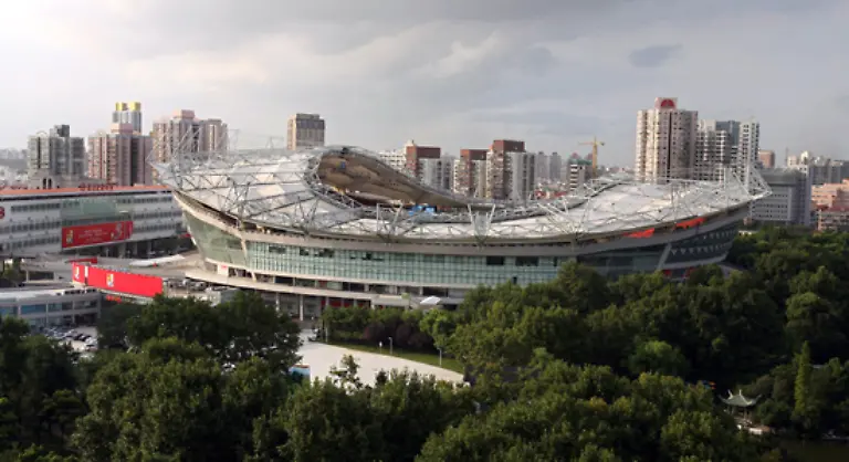 Fussball-ist-ja-auch-schliesslich-ein-Massensport-Hier-ist-das-Fussballstadion-Nummer-fuenf-das-Shanghai-Stadion-Weitere-80-000-Fussballbegeisterte-finden-hier-Platz-Vorrunden-Viertelfinal-und-Halbfinalpartien-werden-hier-ausgekickt