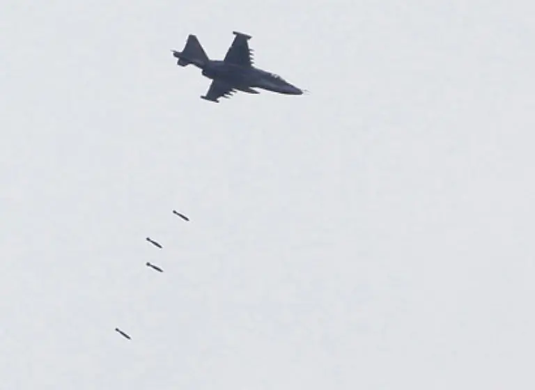 Ein-Sprecher-der-russischen-Armee-dementierte-georgische-Berichte-wonach-die-Luftwaffe-Staedte-in-Georgien-bombardiert-haben-soll-Es-sei-keine-Zivilbevoelkerung-in-Georgien-beschossen-werden-Das-Bild-zeigt-ein-Kampfflugzeug-ueber-Gori
