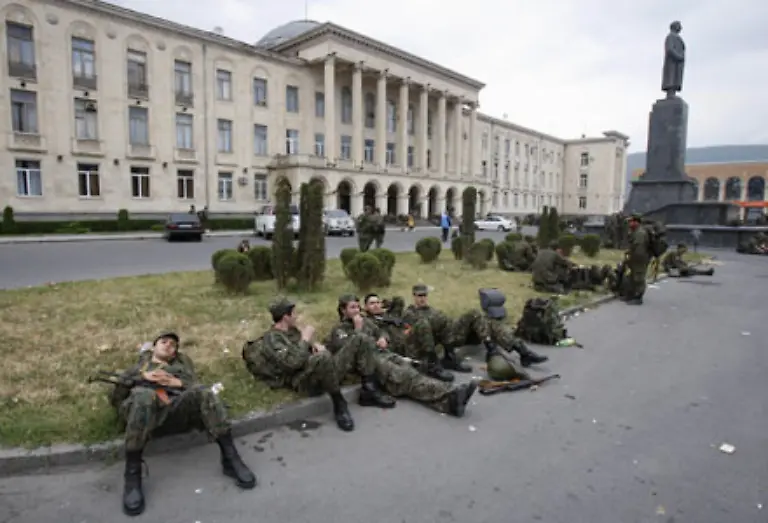 In-Gori-der-Geburtsstadt-von-Stalin-rechts-eine-Statue-des-Diktators-zieht-Georgien-Reservisten-zusammen-Die-Stadt-liegt-an-der-Grenze-zu-Suedossetien