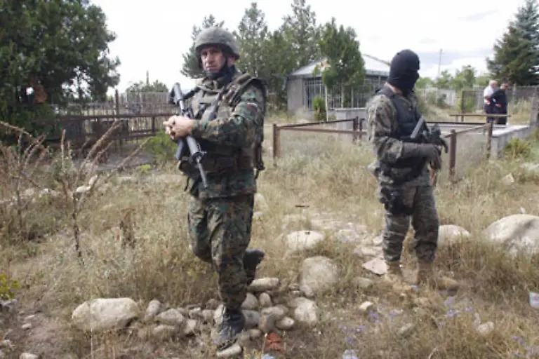 In-Suedossetien-hat-auch-Georgien-ein-enger-Verbuendeter-der-USA-mit-starken-NATO-Ambitionen-Friedenssoldaten-Faktisch-ist-Suedossetien-damit-zwischen-Georgien-und-Russland-geteilt-strittig-ist-allerdings-der-Verlauf-der-Grenze
