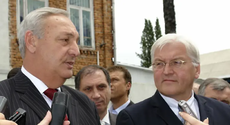 Steinmeier-besucht-auch-Abchasien-Die-dortige-Fuehrung-weist-seinen-Drei-Stufen-Plan-bruesk-zurueck-Erst-spaeter-erklaert-Abchasien-sich-zu-Gespraechen-bereit-besteht-allerdings-auf-einem-eigenen-Zeitplan