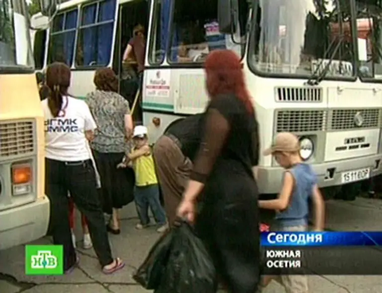 Hunderte-Suedosseten-fliehen-nach-Russland-Zudem-bringen-die-suedossetischen-Behoerden-nach-eigenen-Angaben-2000-Kinder-nach-Russland-Die-georgische-Regierung-bezeichnet-diese-Berichte-als-Propaganda