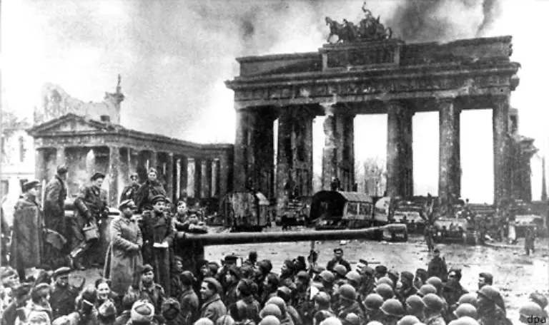 Seit-dem-Ende-des-Zweiten-Weltkrieges-ist-Berlin-Brennpunkt-des-Ost-West-Konflikts-Bild-9-Mai-1945