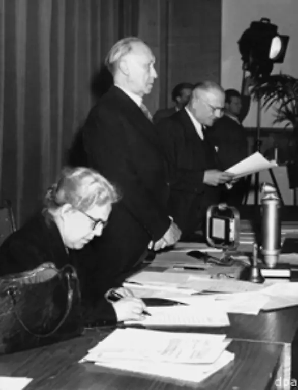 Die-drei-Westmaechte-USA-Grossbritannien-und-Frankreich-foerdern-in-ihren-Zonen-den-Aufbau-einer-parlamentarischen-Demokratie-Bild-Konrad-Adenauer-waehrend-der-Stimmzaehlung-fuer-die-Abstimmung-ueber-das-westdeutsche-Grundgesetz-8-Mai-1949