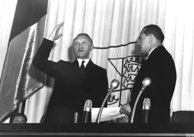 1949-werden-zwei-deutsche-Staaten-gegruendet-Die-Bundesrepublik-Deutschland-Bild-Adenauer-wird-am-20-September-1949-als-erster-Kanzler-der-Bundesrepublik-Deutschland-vereidigt-und-die-Deutsche-Demokratische-Republik