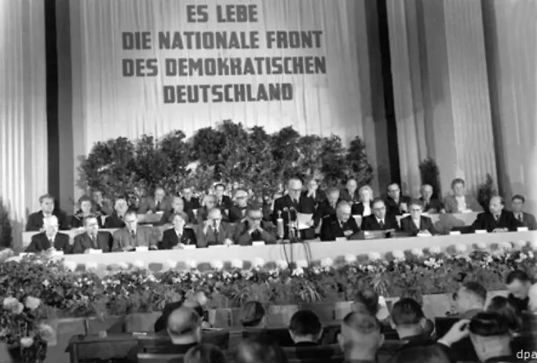 Schritt-fuer-Schritt-werden-beide-Staaten-in-die-jeweiligen-Machtbloecke-integriert-Bild-Der-kuenftige-Praesident-Wilhelm-Pieck-verliest-am-7-Oktober-1949-im-sowjetischen-Sektor-Berlins-das-Manifest-das-den-Beschluss-der-Schaffung-der-DDR-verkuendet