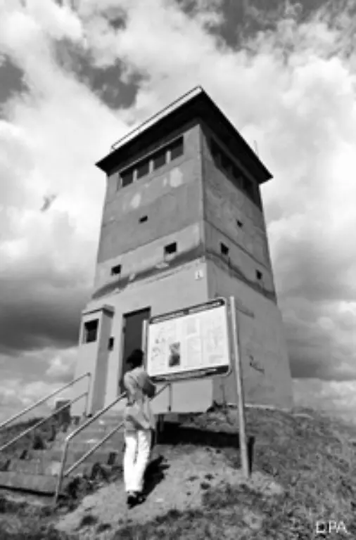 Die-innerdeutschen-Grenzen-werden-stetig-ausgebaut-Allein-die-schwer-zu-bewachende-Sektorengrenze-zwischen-Ost-und-Westberlin-bleibt-offen-Bild-Ehemaliger-Grenzkontrollpunkt-Marienborn-die-ostdeutsche-Nachbargemeinde-zu-Helmstedt