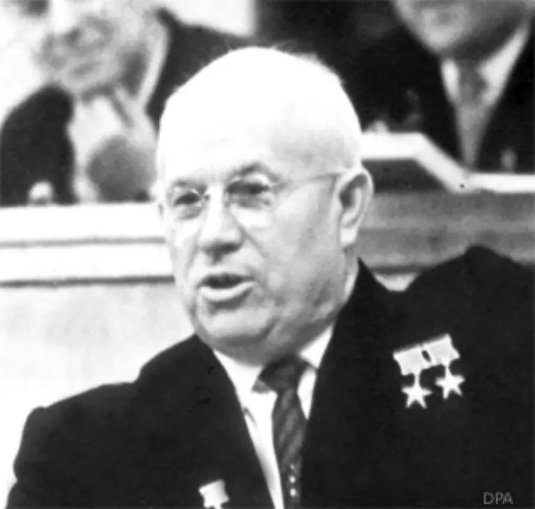 Eine-schwere-politische-Krise-erlebt-Westberlin-1958-Der-sowjetische-KP-Chef-Nikita-Chruschtschow-fordert-binnen-eines-halben-Jahres-Berlin-in-eine-entmilitarisierte-Freie-Stadt-umzuwandeln