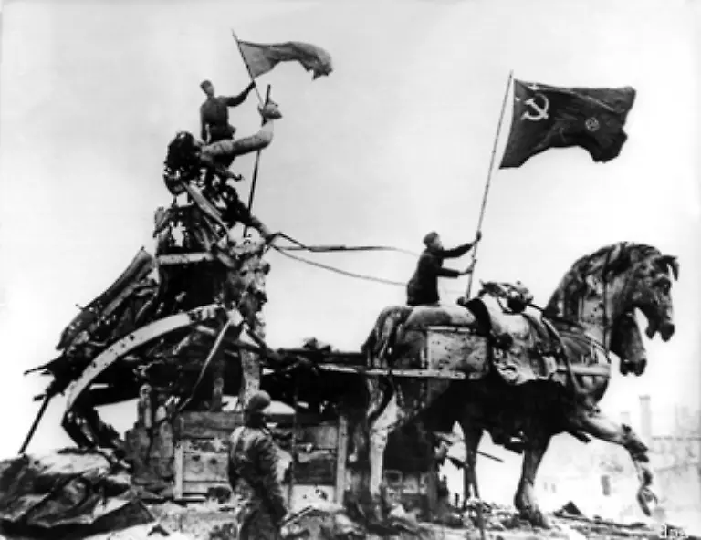 Hinter-der-Forderung-steht-der-Gedanke-die-Westhaelfte-Berlins-in-den-sowjetischen-Machtbereich-einzugliedern-Das-Ultimatum-verstreicht-jedoch-Bild-Kriegsende-1945-Soldat-hisst-auf-dem-Brandenburger-Tor-die-sowjetische-Fahne