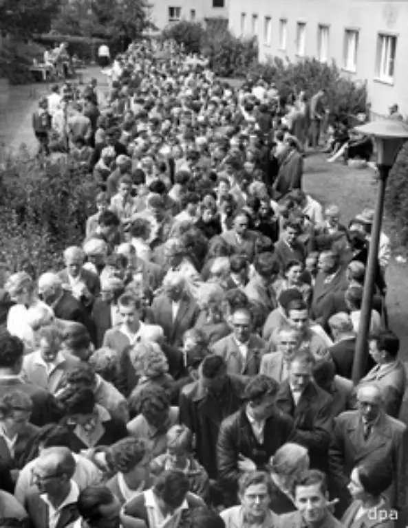 Etwa-2-6-Millionen-Menschen-darunter-viele-gut-ausgebildete-junge-Leute-verlassen-bis-1961-die-DDR-und-Ostberlin-Die-Auswanderung-bedroht-zunehmend-die-Wirtschaftskraft-und-den-Bestand-des-Staates-insgesamt-Bild-14-August-1961-Notaufnahmelager-Marienfelde
