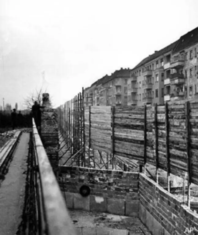 Die-Mauer-soll-der-so-genannten-Abstimmung-mit-Fuessen-weg-aus-dem-Sozialistischen-Arbeiter-und-Bauernstaat-durch-Abriegelung-der-Grenzen-Einhalt-gebieten-Bild-Januar-1962