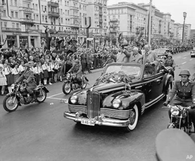 SED-Chef-Walter-Ulbricht-hatte-in-den-vergangenen-Monaten-heftig-bei-Chruschtschow-insistiert-und-ihn-schliesslich-ueberzeugen-koennen-dass-nur-die-Abriegelung-von-Westberlin-ein-Ausbluten-der-DDR-verhindern-koenne-Bild-Ulbricht-und-Chruschtschow-1960