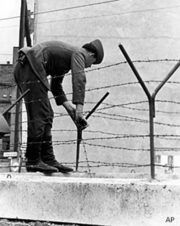 Die-Sperranlagen-schneiden-ueber-50-000-Ostberliner-von-ihren-Arbeitsplaetzen-im-Westen-ab-Bild-30-September-1961