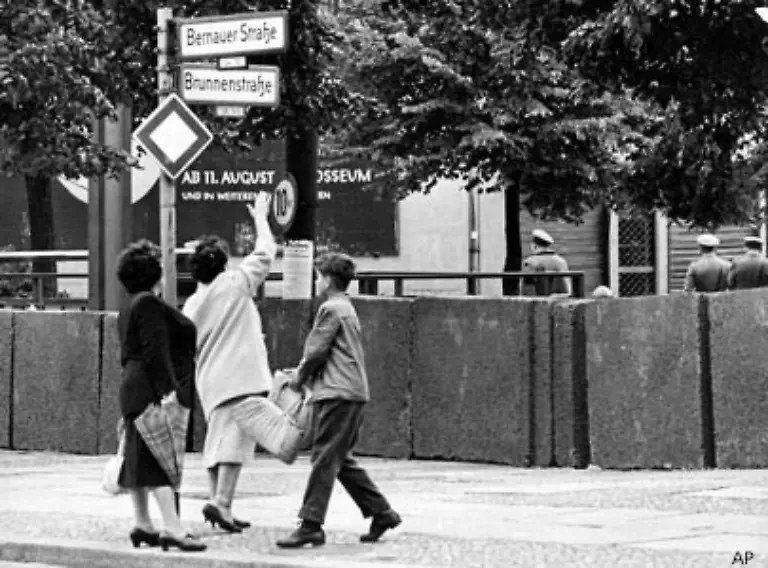 Freunde-getrennt-Bild-Bernauer-Strasse-23-August-1961
