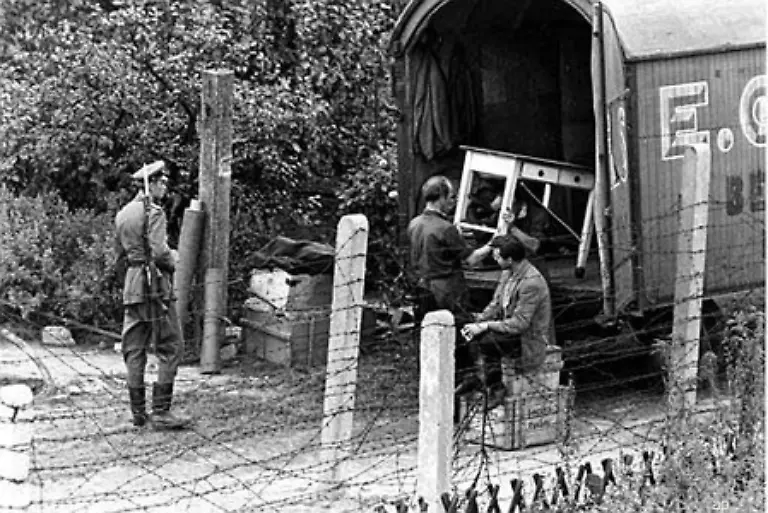 Menschen-muessen-grenznahe-Bezirke-verlassen-und-umziehen-Bild-26-September-1961