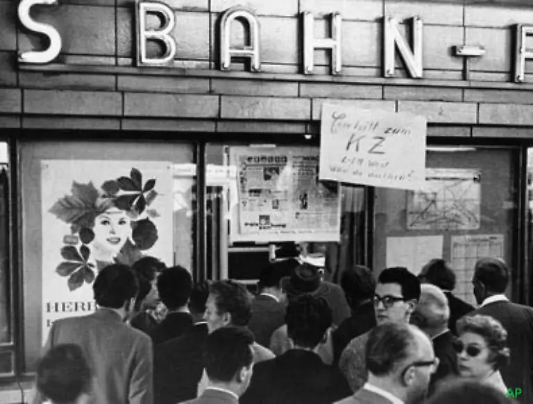 Das-Verkehrsnetz-wird-zerschnitten-Bild-28-August-1961