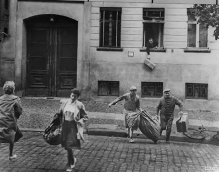 In-letzter-Minute-versuchen-Menschen-in-den-Tagen-des-Mauerbaus-zu-fluechten-Insgesamt-gibt-es-216-gelungene-Versuche-von-400-Menschen-Bild-13-August-1961