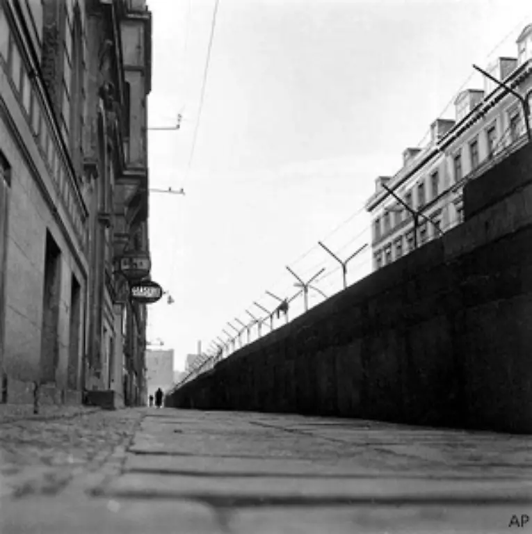 Fuer-das-SED-Regime-ist-jeder-der-ueber-die-Grenze-moechte-ein-Verbrecher-Auf-ihn-darf-geschossen-werden-Bild-Sebastianstrasse-Kreuzberg