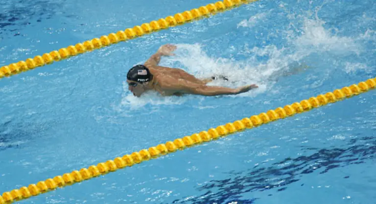 Der-23-jaehrige-US-Amerikaner-holt-am-fuenften-Tag-in-Peking-erneut-zwei-Goldmedaillen-Er-siegt-ueber-200-Meter-Schmetterling