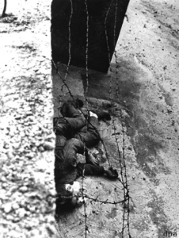 Tiefe-Betroffenheit-und-Unverstaendnis-loest-der-Tod-Peter-Fechters-knapp-ein-Jahr-nach-Errichtung-der-Mauer-aus-Bei-einem-Fluchtversuch-wird-der-18-Jaehrige-am-17-August-1962-von-Volkspolizisten-niedergeschossen