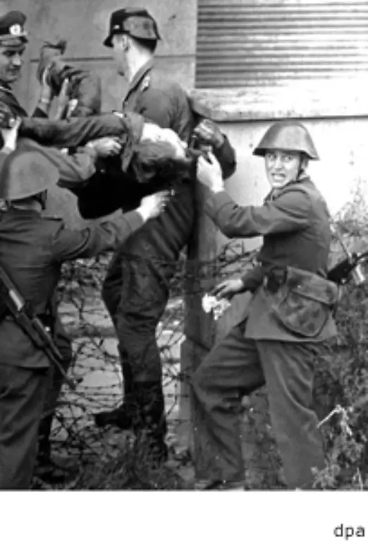 Laenger-als-50-Minuten-liegt-er-blutend-am-Grenzstreifen-bevor-er-geborgen-wird