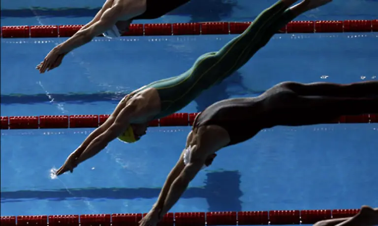 Den-denkwuerdigen-Tag-eroeffnen-der-Franzose-Alain-Bernard-und-der-Australier-Eamon-Sullivan-mit-einem-Weltrekord-Doppel-in-den-Halbfinals-ueber-100-Meter-Freistil