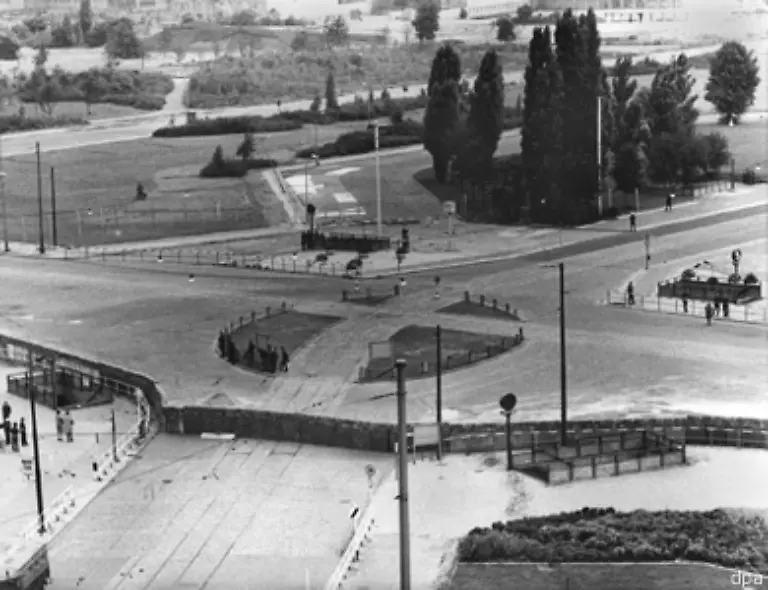 Die-Westberliner-fuehlen-sich-im-Stich-gelassen-Die-Bild-Zeitung-titelt-am-16-August-Bild-Potsdamer-Platz-von-Westberlin-aus-18