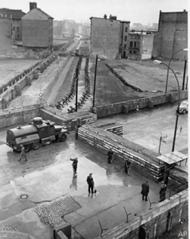 Seit-der-Berlin-Blockade-ist-die-Stellung-Westberlins-in-den-Augen-der-Westalliierten-immer-gefaehrdet-Im-Mauerbau-manifestiert-sich-fuer-sie-lediglich-der-Status-quo-Es-scheint-als-gaebe-die-Sowjetunion-die-Forderung-nach-einer-entmilitarisierten-Freien-Stadt-nun-ganz-auf