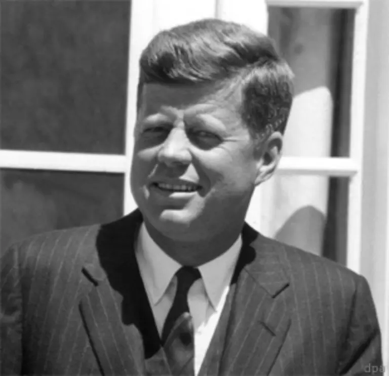 US-Praesident-John-F-Kennedy-zeigt-sich-erleichtert-dass-Chruschtschow-mit-dem-Mauerbau-anscheinend-seine-Ansprueche-auf-Westberlin-zurueckstellt-Die-Mauer-sei-keine-angenehme-Loesung-aber-verdammt-noch-mal-besser-als-ein-Krieg
