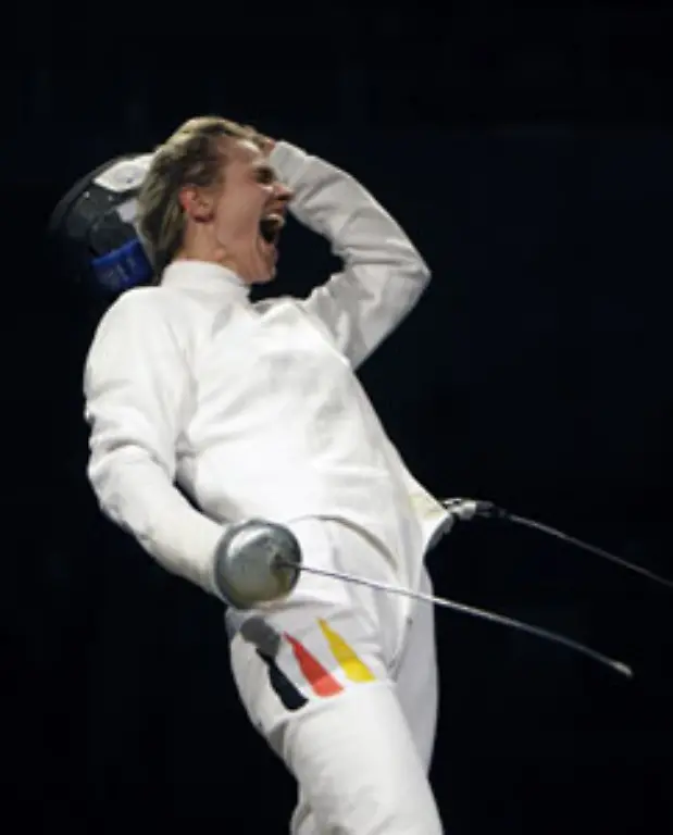 Die-Degenspezialistin-die-perfekt-chinesisch-spricht-erkaempft-die-zweite-Goldmedaille-fuer-die-Fechter-Damit-stehen-fuer-die-deutsche-Olympiaauswahl-insgesamt-sechs-goldene-Medaillen-zu-Buche