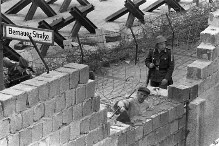 Obwohl-die-Westmaechte-schon-vorzeitig-ueber-den-beabsichtigten-Bau-einer-Mauer-informiert-worden-waren-sind-sie-bereit-die-sowjetische-Machtsphaere-zu-akzeptieren-Bild-26-Mai-1962