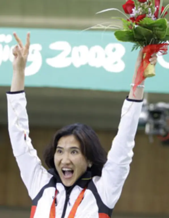 Diese-Dame-fuegt-bereits-am-Morgen-Edelmetall-hinzu