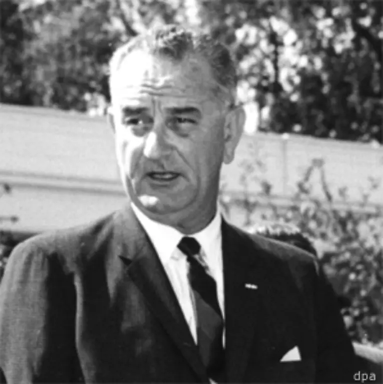 1-500-GIs-werden-zur-Verstaerkung-der-US-Garnison-nach-Berlin-geschickt-Doch-es-bleibt-bei-verbalen-Protesten-Immerhin-besuchen-der-US-amerikanische-Vizepraesident-Lyndon-B-Johnson