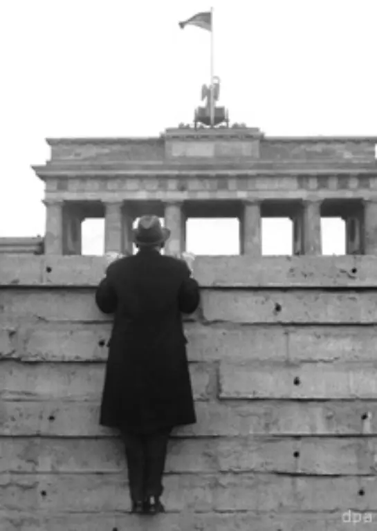 und-General-Lucius-D-Clay-der-in-der-Stadt-als-Organisator-der-Luftbruecke-von-1948-49-noch-in-guter-Erinnerung-ist-Berlin-Er-gilt-als-Vertreter-einer-unnachgiebigen-Haltung-gegenueber-der-Sowjetunion-und-soll-die-Bevoelkerung-beruhigen