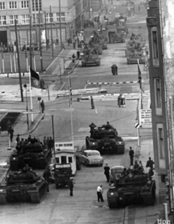 Die-Welt-haelt-den-Atem-an-als-sich-im-Oktober-1961-fuer-kurze-Zeit-sowjetische-und-US-amerikanische-Panzer-am-Checkpoint-Charlie-gegenueber-stehen-Ausloeser-war-der-Versuch-der-SED-Fuehrung-alliiertes-Recht-der-Westmaechte-in-Berlin-einzuschraenken