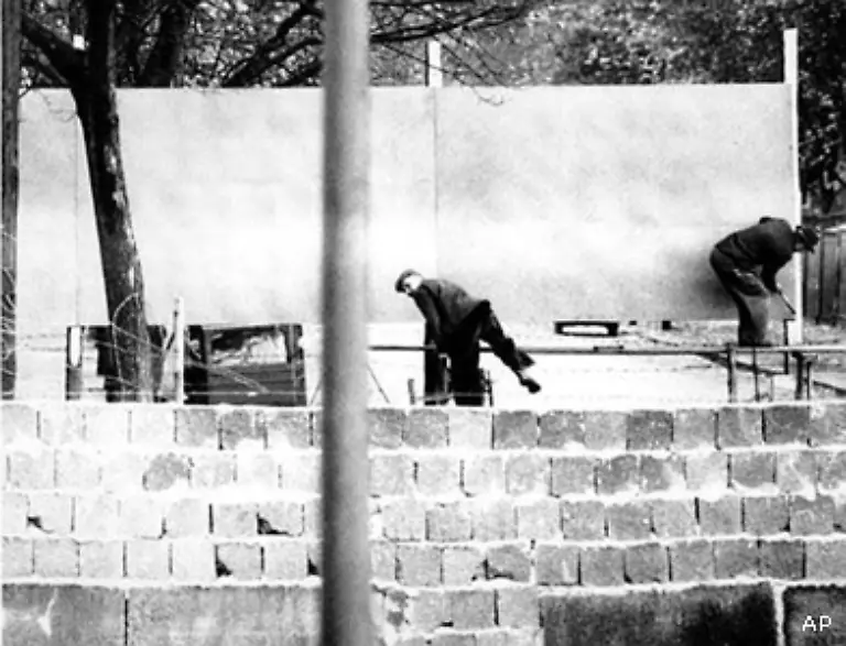 Trotz-heftiger-Proteste-verteidigt-die-Regierung-der-DDR-den-Mauerbau-Er-sei-noetig-gewesen-um-dem-Treiben-der-westdeutschen-Revanchisten-und-Militaristen-einen-Riegel-vorzuschieben-Bild-3-November-1961