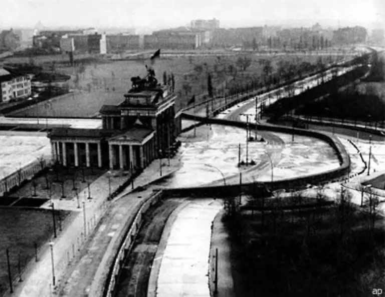 Das-Brandenburger-Tor-direkt-an-der-Mauergrenze-wird-zum-traurigen-Symbol-des-Kalten-Krieges-Bild-November-1961