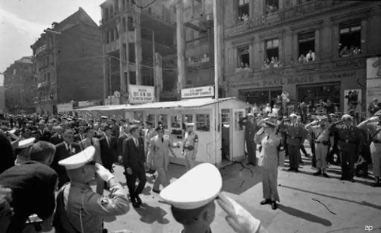 Am-26-Juni-1963-kommt-John-F-Kennedy-anlaesslich-des-15-Jahrestags-der-Berliner-Luftbruecke-nach-Berlin