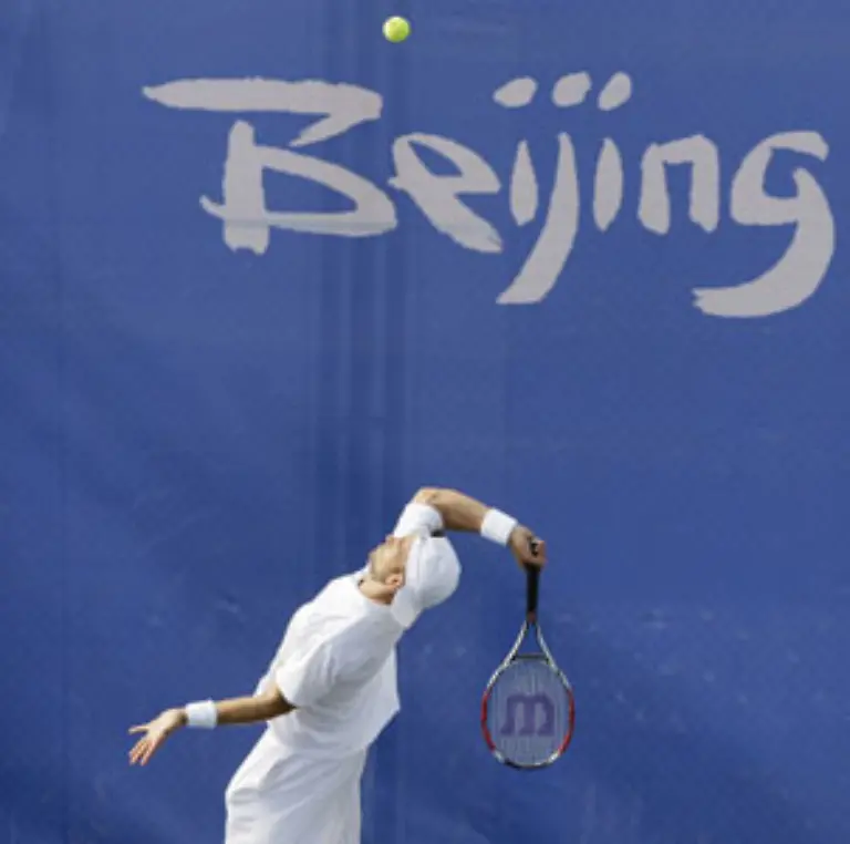 Fuer-Nicolas-Kiefer-sind-die-Spiele-beendet-Er-verliert-sein-Achtelfinale-und-scheidet-als-letzter-Deutscher-aus-dem-Turnier-Damit-bleibt-der-Deutsche-Tennis-Bund-erstmals-seit-der-Wiederaufnahme-der-Sportart-ins-olympische-Programm-im-Jahr-1988-in-Seoul-ohne-Medaille
