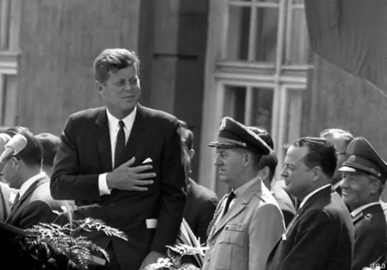 Vor-dem-Rathaus-in-Schoeneberg-spricht-er-die-beruehmt-gewordenen-Worte