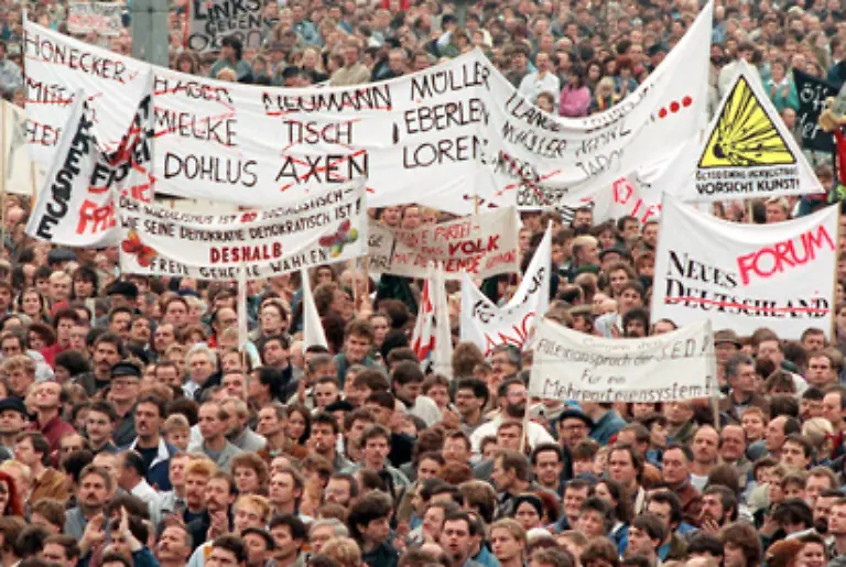 Friedliche-Massendemonstrationen-und-Ausreiseforderungen-in-der-gesamten-DDR-fuehren-schliesslich-zur-Oeffnung-der-Mauer